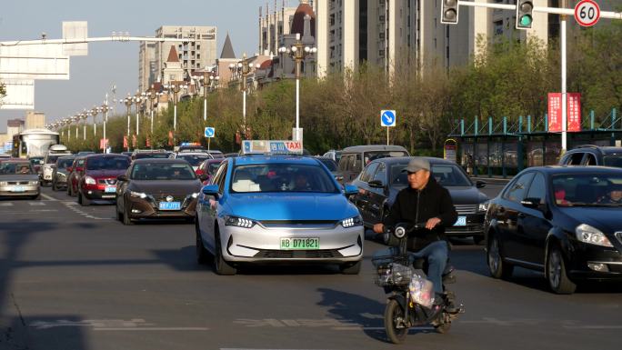 杂乱无序的交通路口 行人 车流