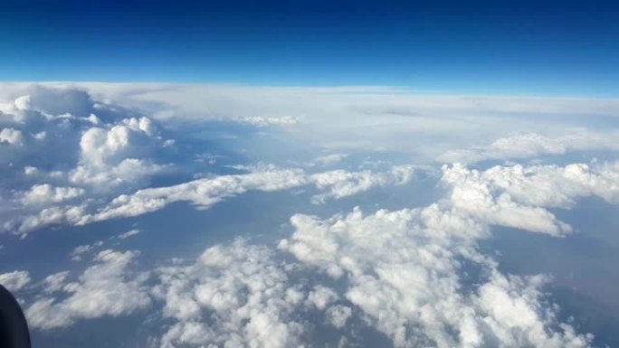 夏季飞机窗户上巨大的参差不齐的云层