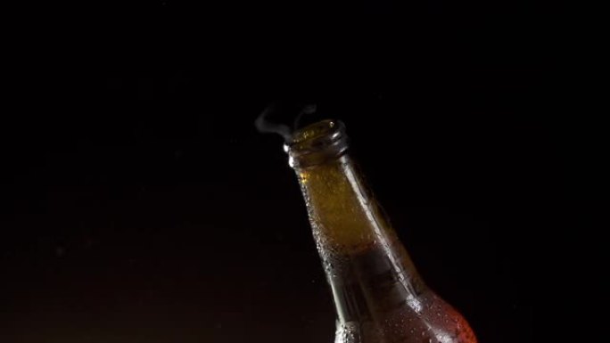 一只手在慢动作中打开一瓶啤酒的特写镜头