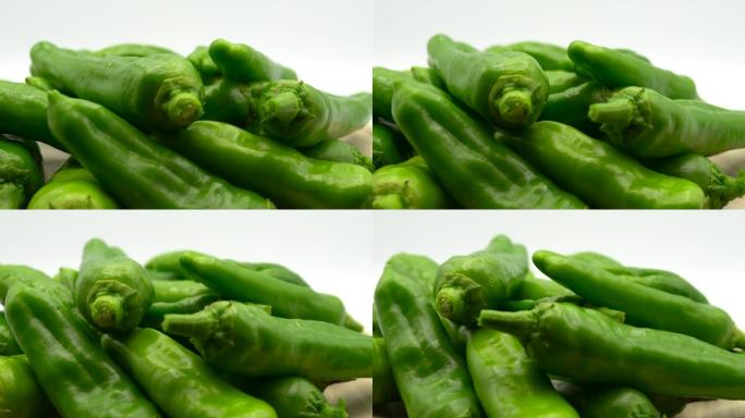 青辣椒图案。一堆辣椒在盘子上旋转。辣青椒。墨西哥蔬菜，饮食和健康饮食