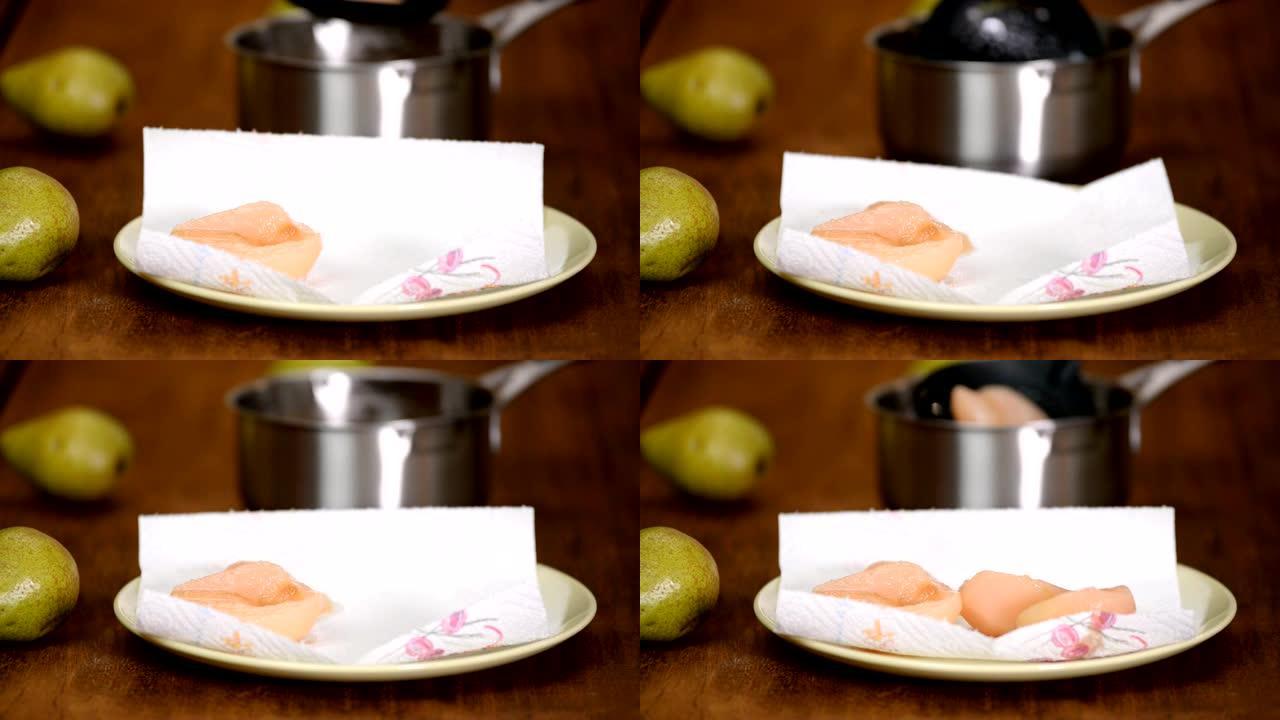 把煮过的梨放在纸巾上。