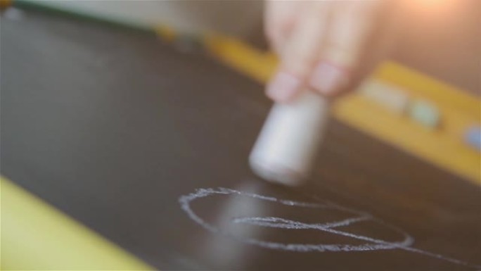 女人用粉笔在黑板上手写文字