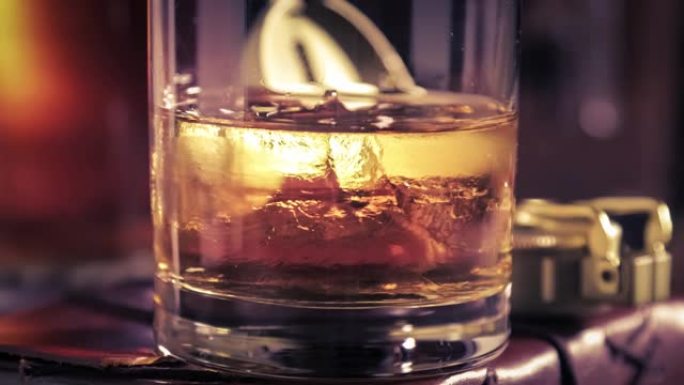 旧日记的玻璃杯中融化冷冰和威士忌