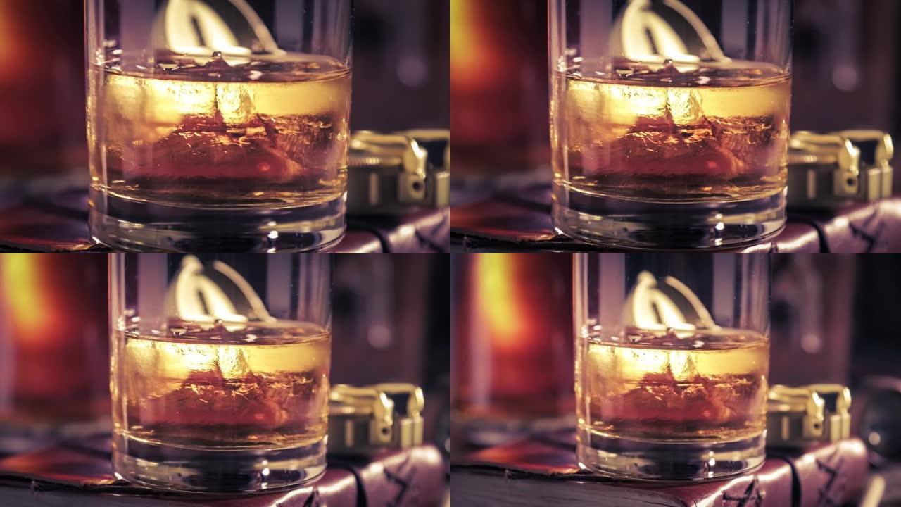 旧日记的玻璃杯中融化冷冰和威士忌