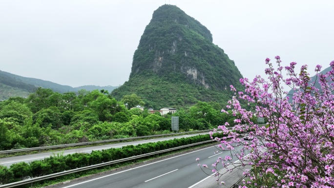 春天穿过喀斯特群山间的高速公路