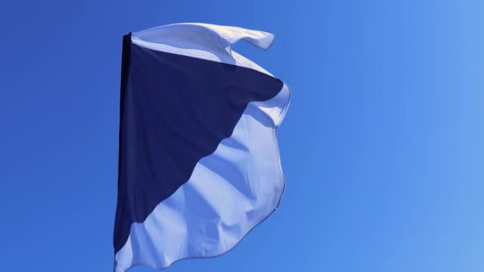 白色与蓝色三角形在蓝天下挥舞旗帜