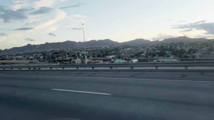 在德克萨斯州的埃尔帕索和华雷斯城附近的奇瓦瓦沙漠上行驶的高速公路上，美国和墨西哥接壤
