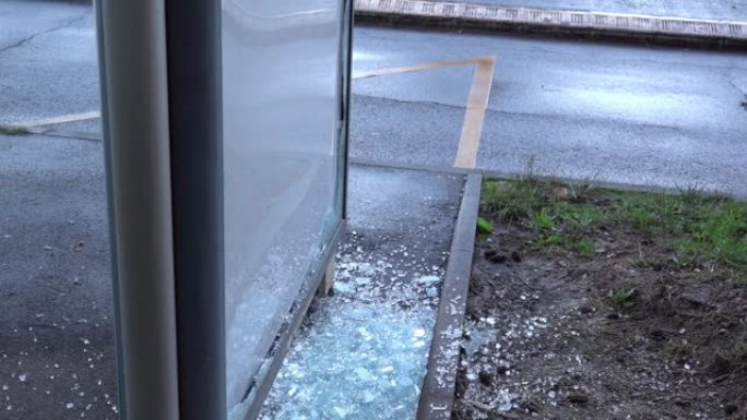 公共汽车站的窗户玻璃破碎，