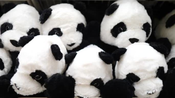 熊猫毛绒玩具背景超市