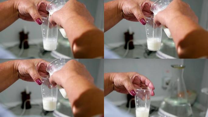 令人印象深刻的特写镜头是，一名职业女性在食品实验室以慢动作将牛奶从一个玻璃杯和斜杠倒入另一个玻璃杯中
