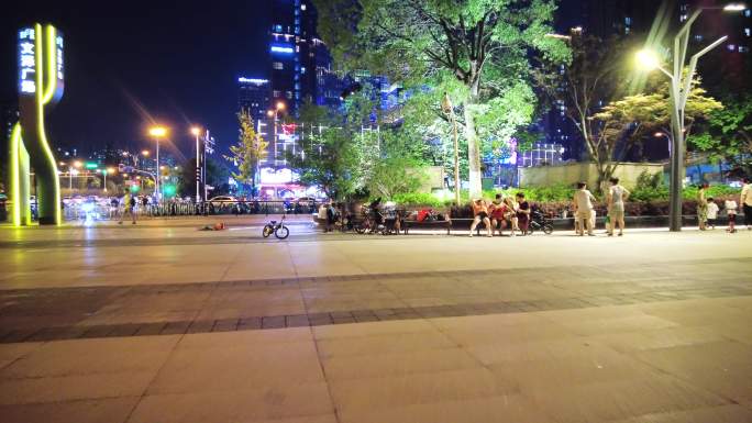 夜晚公园广场休息散步的人们