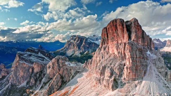 意大利多洛米蒂鸟景Passo Giau附近的Averau峰
