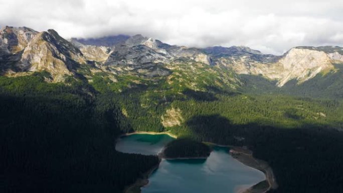 鸟瞰图森林山湖的迷人景色