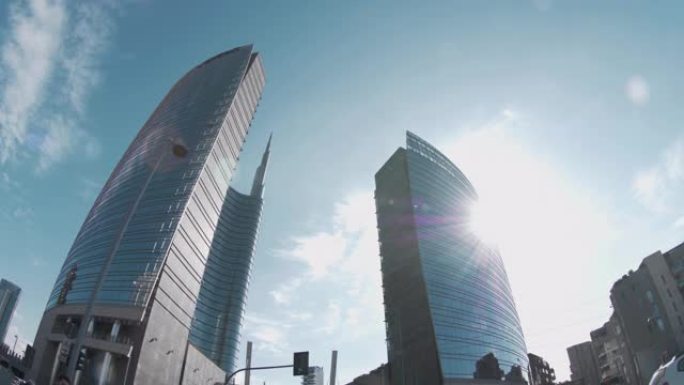 米兰市现代市中心商业广场的弧形玻璃建筑。意大利