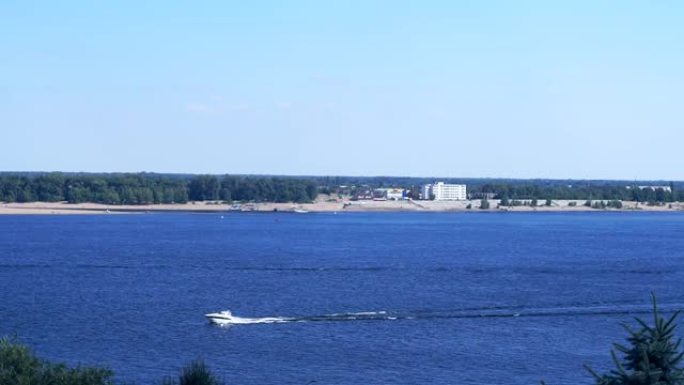 河上漂浮着白色的小船。明媚的夏日，蓝天。伏尔加河，伏尔加格勒