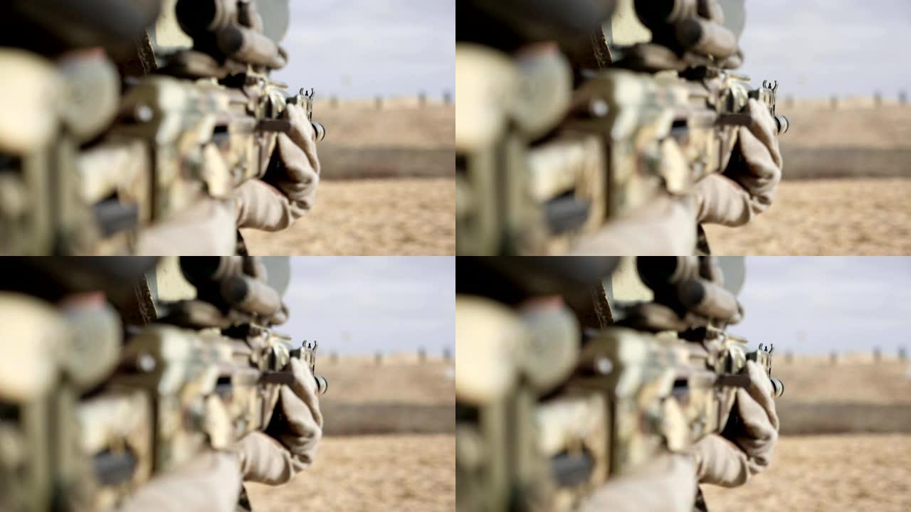 少校戴着手套的手从带有光学瞄准镜的自动步枪射击并在slo-mo范围内飞出弹药筒的惊人后视图