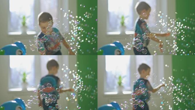 许多水泡在房间里飞舞在模糊的背景和一个小男孩。