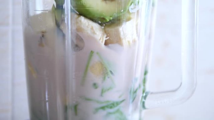 在搅拌机里做绿色冰沙。健康饮食。