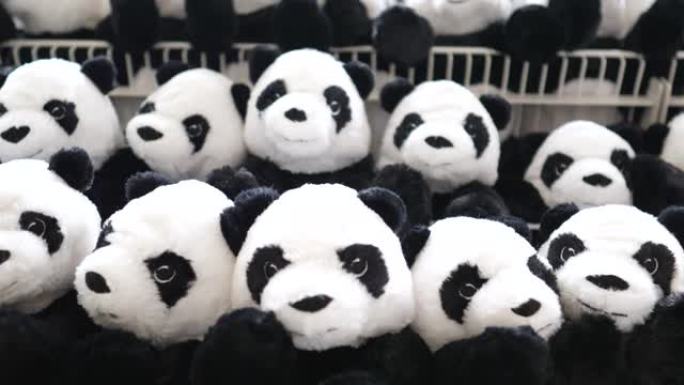 零售玩具店货架上的熊猫展示。特写。