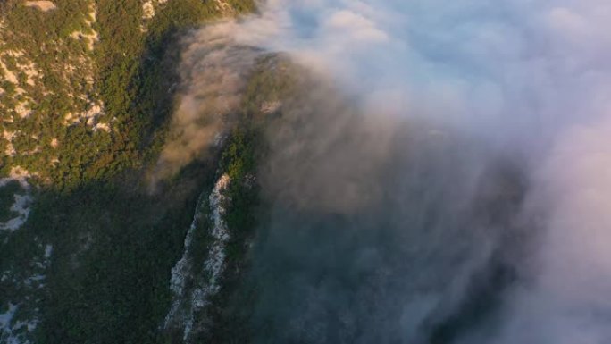 夕阳山迷人景观的鸟瞰图