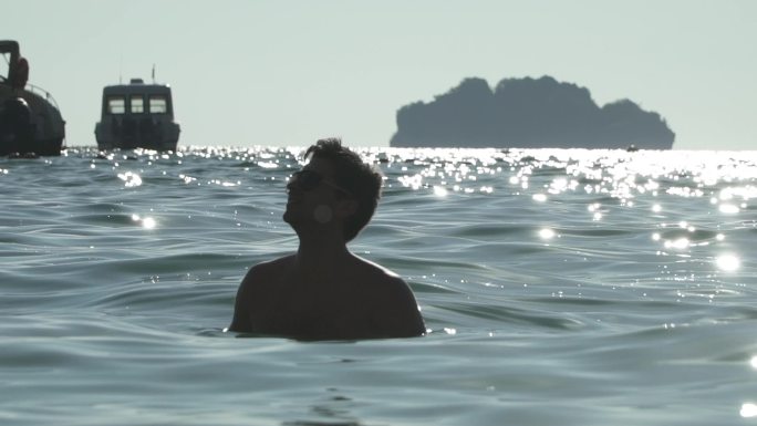 波光粼粼海浪男人剪影