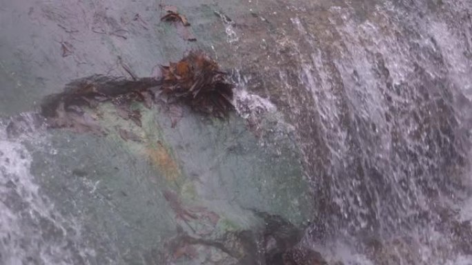 倾斜下美丽的瀑布吉多谷登贝津温泉北海道 (4k分辨率)