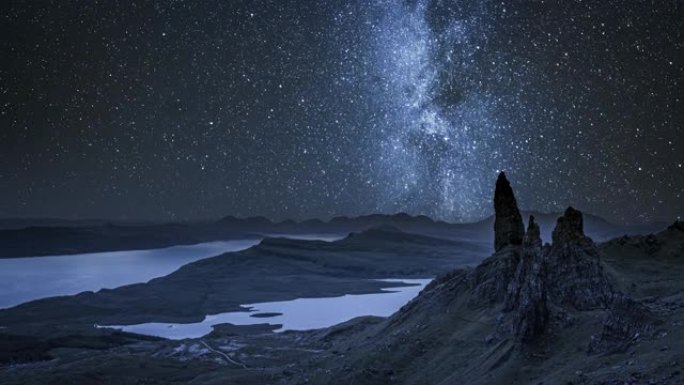 英国苏格兰夜间的Storr老人银河