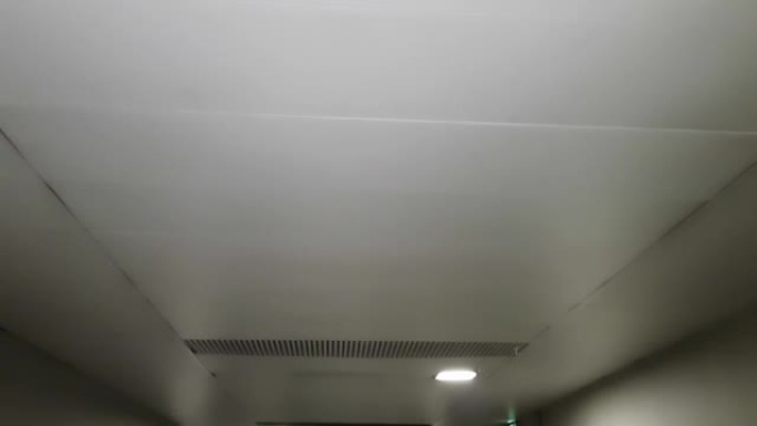 长走廊的天花板