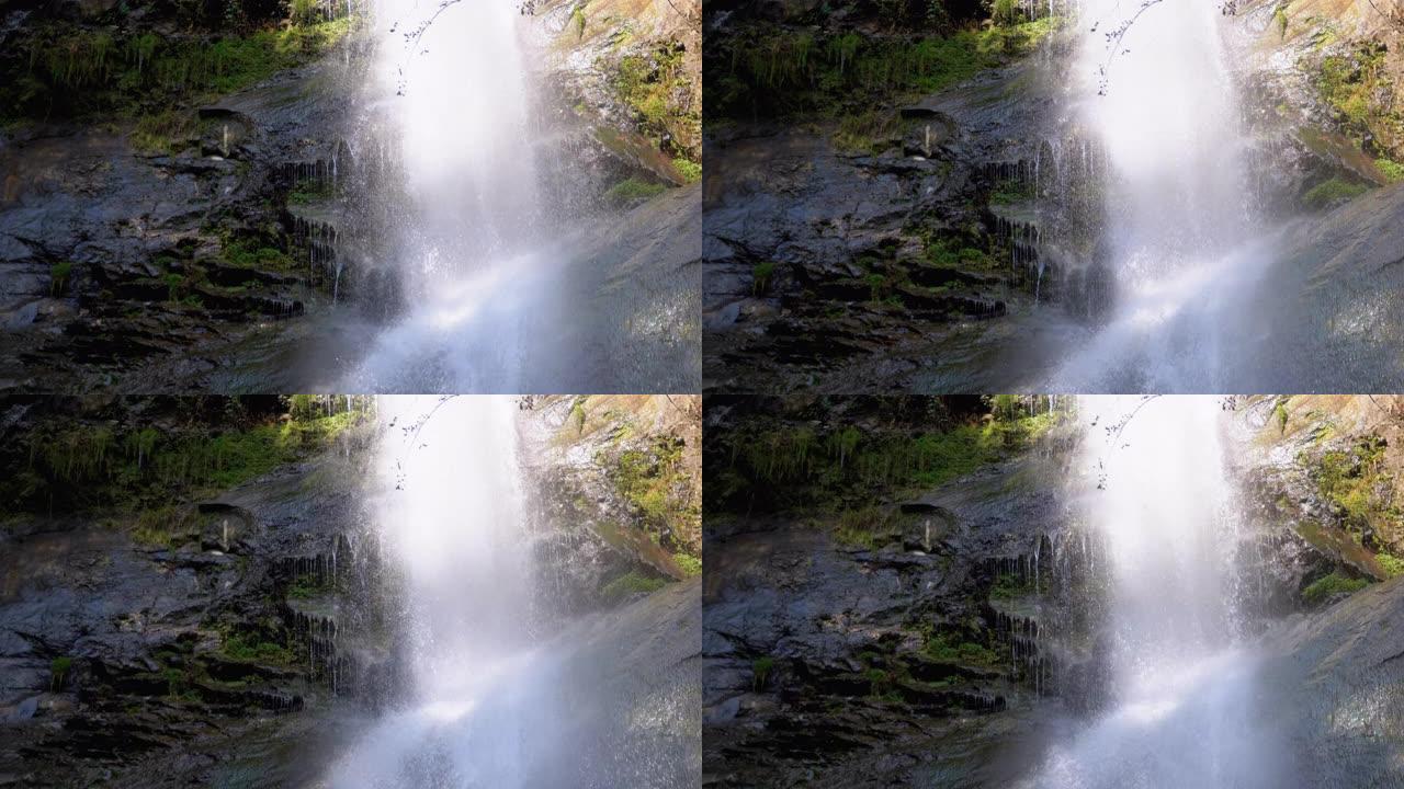 秋天的makhunseti瀑布。落水撞击岩石。慢动作