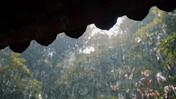 下雨天屋檐雨水慢镜头禅意画面