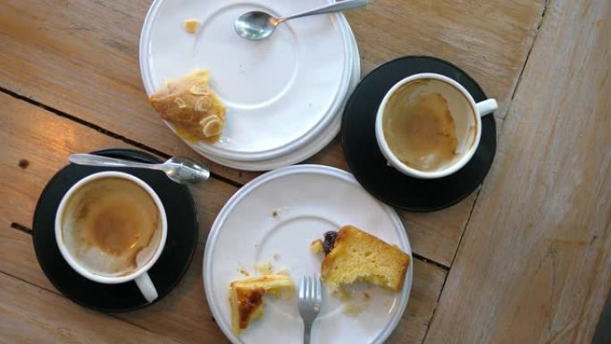 用脏的空盘子和空咖啡吃完早餐