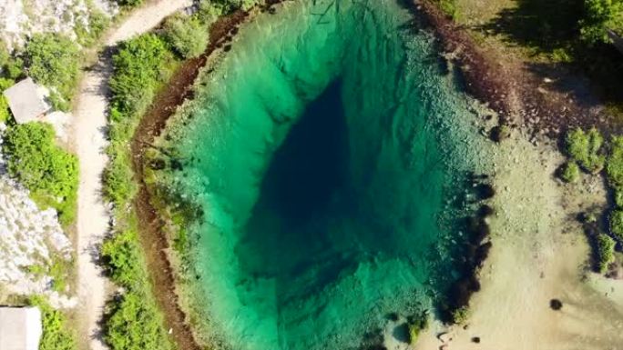 空中无人机拍摄了水下巨大的深洞，从上方看起来像眼睛