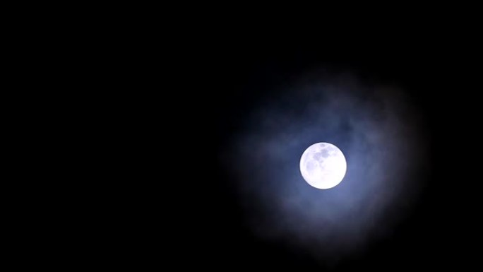 漫漫长夜的月亮在夜空和云层上2
