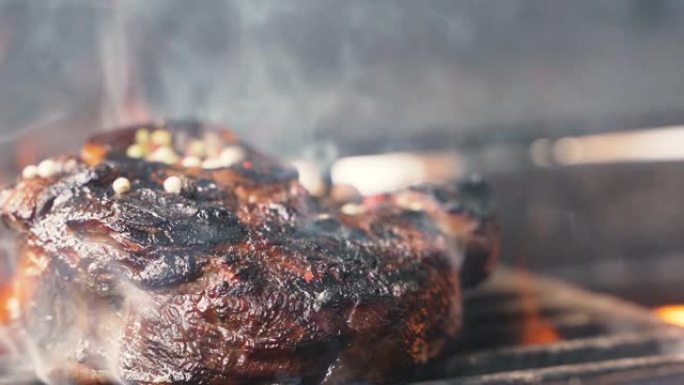 美味多汁的肉排在火炉上烹饪。陈年珍贵烤烤里脊肉新鲜多汁牛肉片，带线条慢动作。烧烤，美味牛排特写