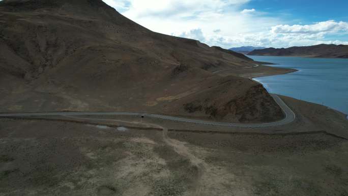 航拍羊湖湖岸公路