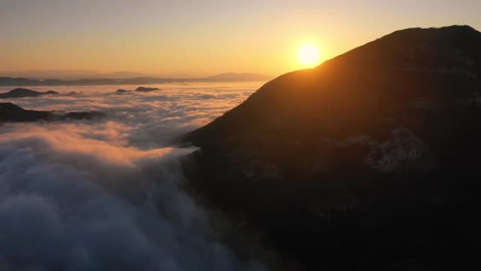 夕阳山迷人景观的鸟瞰图