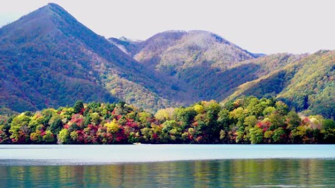 秋天的五颜六色的枝叶中禅寺湖的景色