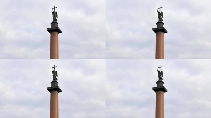 圣彼得堡宫殿广场亚历山大柱顶部的雕像，面对多云的天空