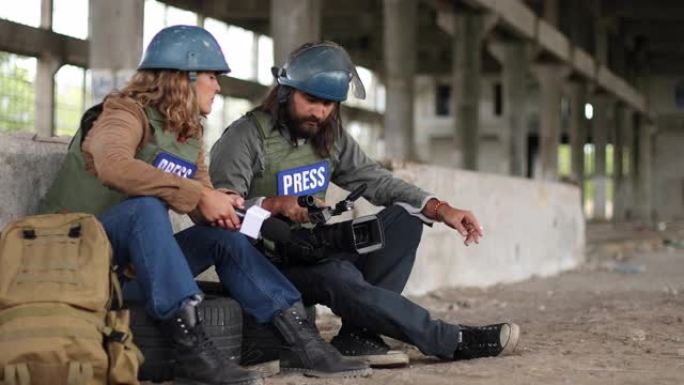两个年轻记者在战区休息