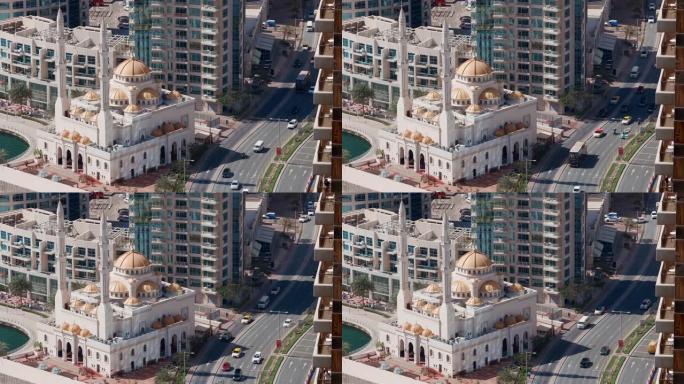 迪拜码头和穆罕默德·本·艾哈迈德·阿尔穆拉清真寺的现代住宅建筑鸟瞰图