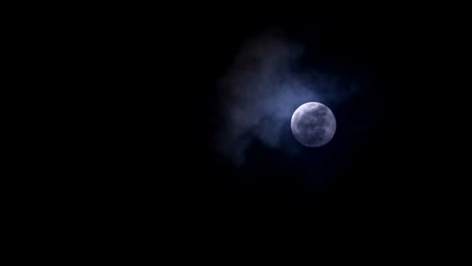漫漫长夜的月亮和月光在夜空和云层上2