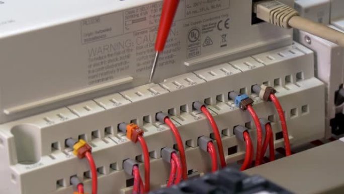 在工厂检查微控制器控制元件触点电压指示器。