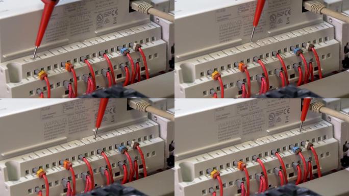 在工厂检查微控制器控制元件触点电压指示器。