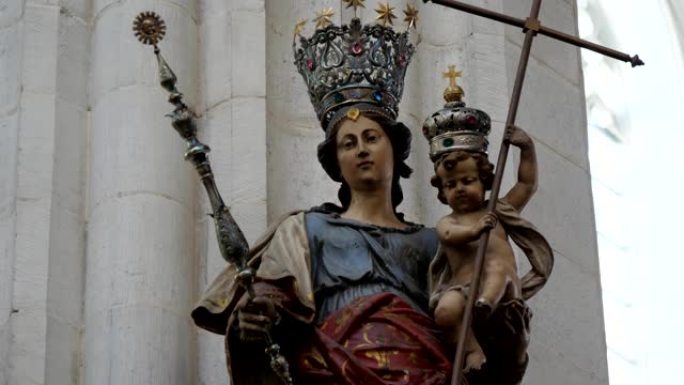 用金属棒加冕圣玛丽，她的孩子在比利时保持十字架