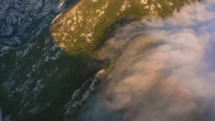 夕阳山迷人景观的鸟瞰图