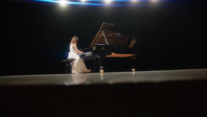 白裙美女独自一人弹钢琴