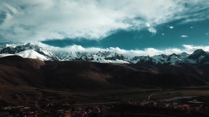 【HD】航拍雪山下的村庄