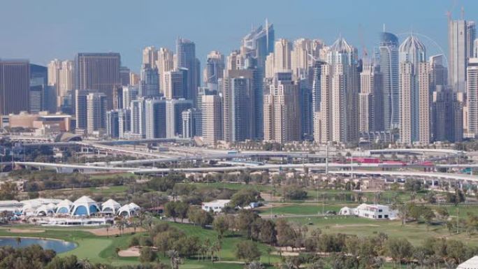 迪拜码头摩天大楼和高尔夫球场早上，迪拜，阿拉伯联合酋长国