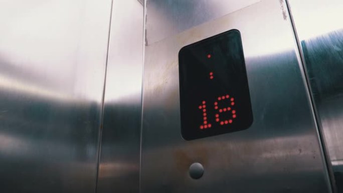 带有箭头向下的电梯中的数字显示显示从20到15的楼层
