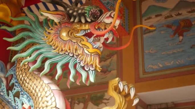 宗教色彩斑斓的龙雕塑。中国传统风格的神社装饰有装饰品。艺术建筑，佛教艺术品泰国壮观的寺庙。东方文化中